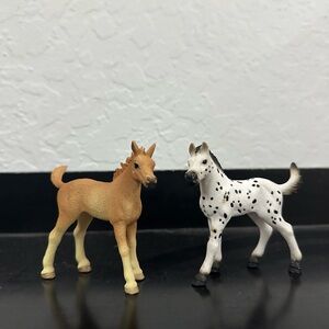 2 schleich foals